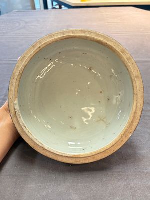 A rare Chinese Swatow white slip-decorated blue-ground bowl and cover, Ming — foto 13