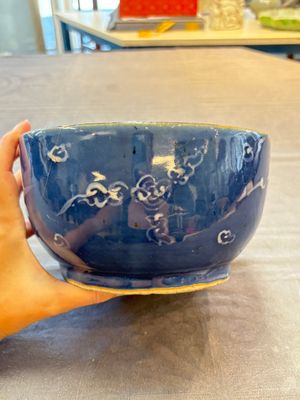 A rare Chinese Swatow white slip-decorated blue-ground bowl and cover, Ming — foto 2