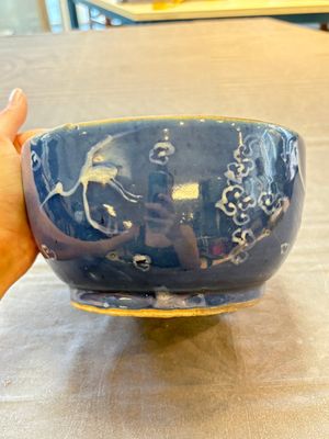 A rare Chinese Swatow white slip-decorated blue-ground bowl and cover, Ming — foto 3