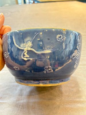 A rare Chinese Swatow white slip-decorated blue-ground bowl and cover, Ming — foto 4