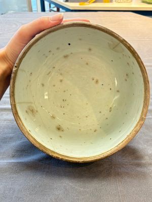 A rare Chinese Swatow white slip-decorated blue-ground bowl and cover, Ming — foto 6
