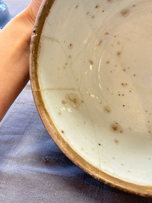 A rare Chinese Swatow white slip-decorated blue-ground bowl and cover, Ming — foto 7