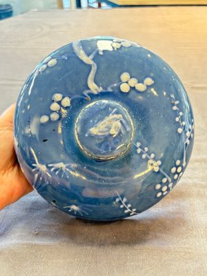 A rare Chinese Swatow white slip-decorated blue-ground bowl and cover, Ming — foto 10