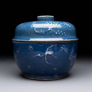 A rare Chinese Swatow white slip-decorated blue-ground bowl and cover, Ming — foto 1
