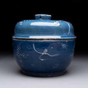 A rare Chinese Swatow white slip-decorated blue-ground bowl and cover, Ming — foto 2