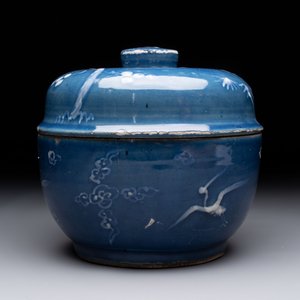 A rare Chinese Swatow white slip-decorated blue-ground bowl and cover, Ming — foto 3