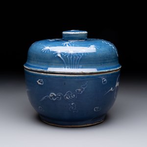 A rare Chinese Swatow white slip-decorated blue-ground bowl and cover, Ming — foto 4