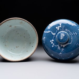 A rare Chinese Swatow white slip-decorated blue-ground bowl and cover, Ming — foto 5