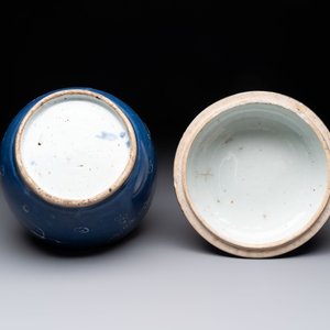 A rare Chinese Swatow white slip-decorated blue-ground bowl and cover, Ming — foto 6