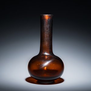 A rare Chinese translucent amber-coloured Peking glass bottle vase, Qianlong mark and of the period — photo 5
