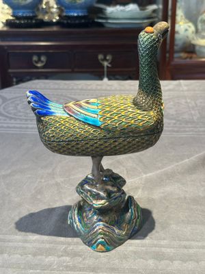 A rare Chinese turquoise and red coral inlaid silver enamelled duck-shaped censer and cover, 19/20th C. — photo 3