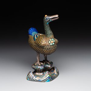 A rare Chinese turquoise and red coral inlaid silver enamelled duck-shaped censer and cover, 19/20th C. — photo 1