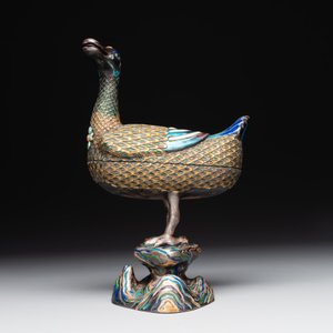 A rare Chinese turquoise and red coral inlaid silver enamelled duck-shaped censer and cover, 19/20th C. — photo 3