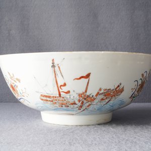A rare Chinese verte-Imari bowl with a wrecked threemaster, Qianlong — 照片 24