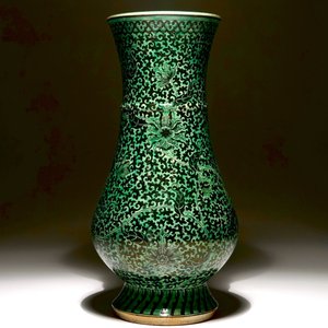 A rare Chinese verte-noire biscuit lotus scroll vase, Kangxi — 照片 2