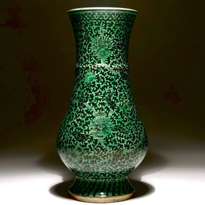 A rare Chinese verte-noire biscuit lotus scroll vase, Kangxi — 照片 3