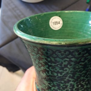 A rare Chinese verte-noire biscuit lotus scroll vase, Kangxi — 照片 9