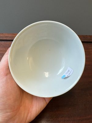 A rare Chinese yellow-ground iron-red-decorated 'dragon' bowl, Qianlong mark and of the period — 照片 9