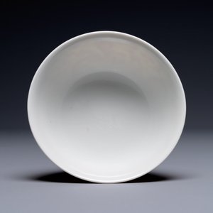 A rare Chinese yellow-ground iron-red-decorated 'dragon' bowl, Qianlong mark and of the period — 照片 4