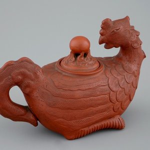A rare Chinese Yixing teapot in the shape of a phoenix or feng huang, 17/18th C. — 照片 1