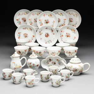 A rare complete Chinese famille rose 8-person miniature tea service comprising 28 pieces, Qianlong — photo 1