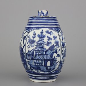 A rare dated Dutch Delft blue and white chinoiserie barrel-shaped spirit bottle, ca. 1711 — 照片 1