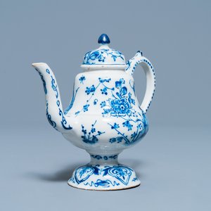 A rare Dutch Delft blue and white 'cadogan' ewer, 1st half 18th C. — 照片 1