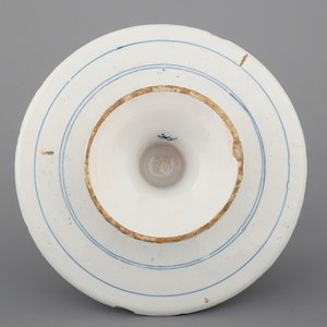 A rare Dutch Delft blue and white chinoiserie tazza, ca. 1690 — photo 4