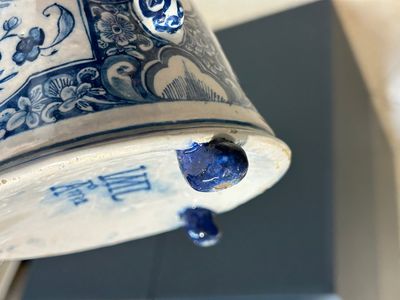 A rare Dutch Delft blue and white coffeepot, dated 1732 — 照片 6