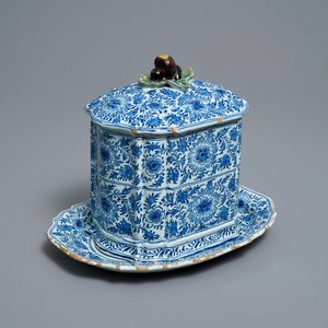 A rare Dutch Delft blue and white covered box with polychrome chestnut finial, 18th C. — 照片 1