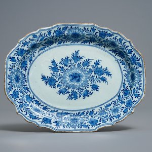 A rare Dutch Delft blue and white covered box with polychrome chestnut finial, 18th C. — 照片 3