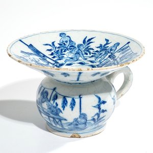 A rare Dutch Delft blue and white cuspidor with tobacco harvesting scenes, 1st half 18th C. — 照片 1