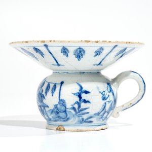 A rare Dutch Delft blue and white cuspidor with tobacco harvesting scenes, 1st half 18th C. — 照片 3