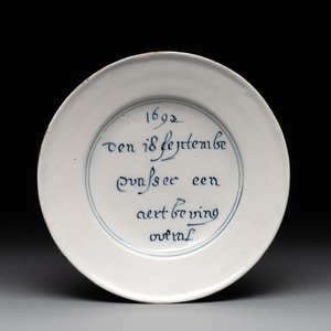 A rare Dutch Delft blue and white 'earthquake' plate, dated 1692 — photo 1