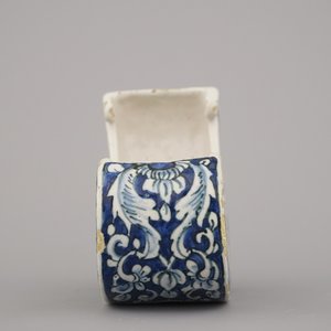 A rare Dutch Delft blue and white pipe holder, modelled as a sleigh, 18th C. — 照片 5