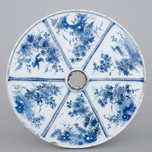 A rare Dutch Delft blue and white round pierced and divided cake dish, 17th C. — 照片 1