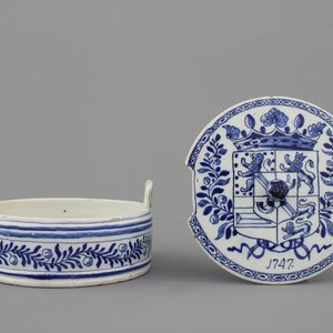 A rare Dutch Delft blue and white royal armorial butter tub, dated 1747 — photo 1