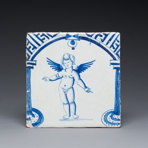 A rare Dutch Delft blue and white tile with a large cherub below a gate, 1st half 17th C. — photo 1