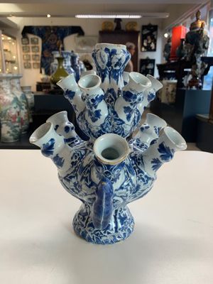 A rare Dutch Delft blue and white tulip vase, late 17th C. — photo 4