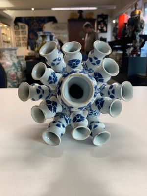 A rare Dutch Delft blue and white tulip vase, late 17th C. — photo 5
