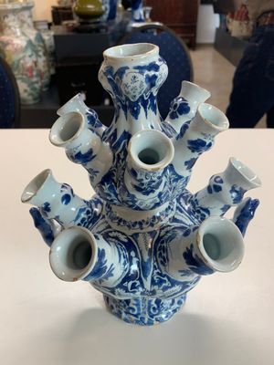 A rare Dutch Delft blue and white tulip vase, late 17th C. — photo 7