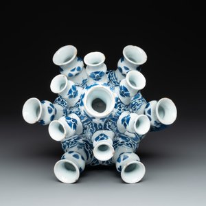 A rare Dutch Delft blue and white tulip vase, late 17th C. — photo 5