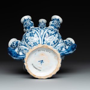 A rare Dutch Delft blue and white tulip vase, late 17th C. — photo 6