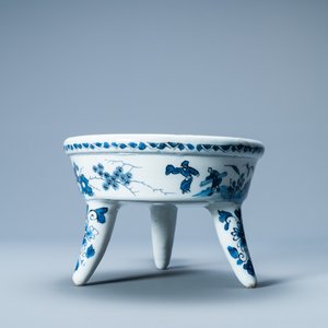 A rare Dutch Delft blue and white warming bowl with the arms of the Austrian von Zinzendorf family, late 17th C. — photo 5