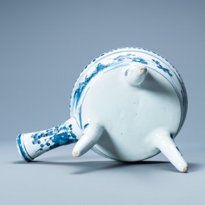 A rare Dutch Delft blue and white warming bowl with the arms of the Austrian von Zinzendorf family, late 17th C. — photo 8