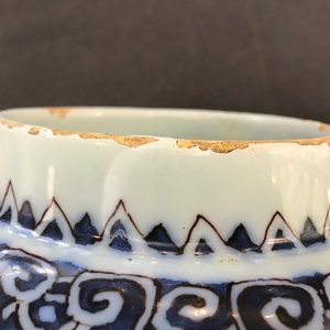 A rare Dutch Delft blue, white and manganese chinoiserie jar and cover, last quarter 17th C. — photo 12