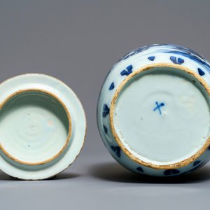 A rare Dutch Delft blue, white and manganese chinoiserie jar and cover, last quarter 17th C. — photo 6
