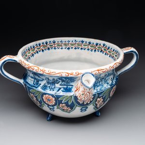 A rare Dutch Delft cashmere palette posset pot, early 18th C. — photo 1