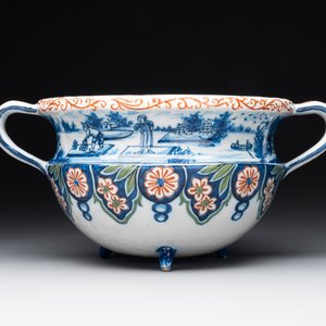 A rare Dutch Delft cashmere palette posset pot, early 18th C. — photo 4
