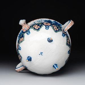 A rare Dutch Delft cashmere palette posset pot, early 18th C. — photo 7